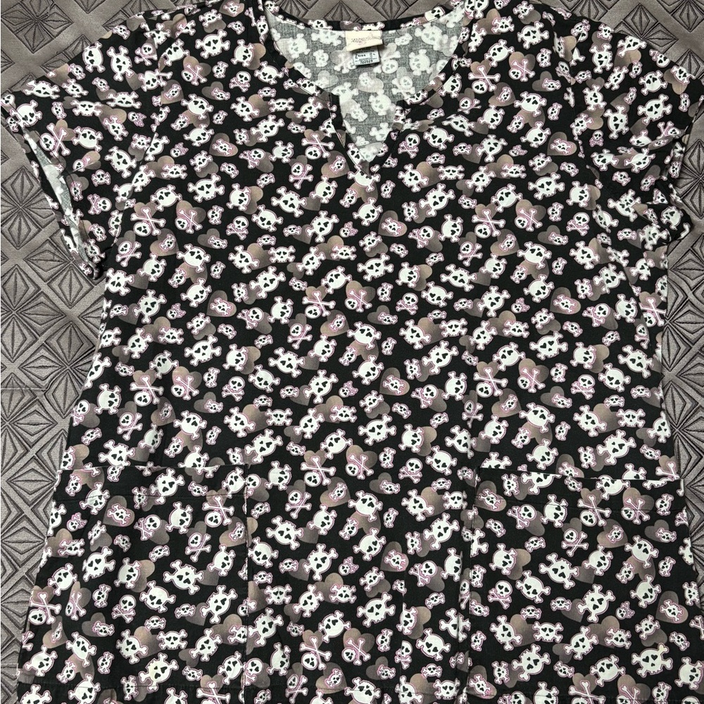 Barco Uniforms Heart-eyed skulls scrubtop